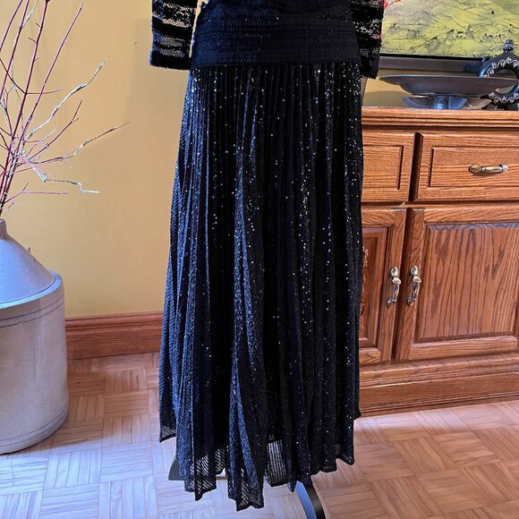 ✨ Banana Republic Sequin Skirt - Fun! - Picture 3 of 7